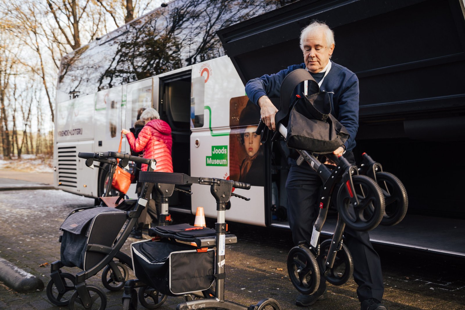Rollators worden uit bus gehaald Rollators worden uit bus gehaald