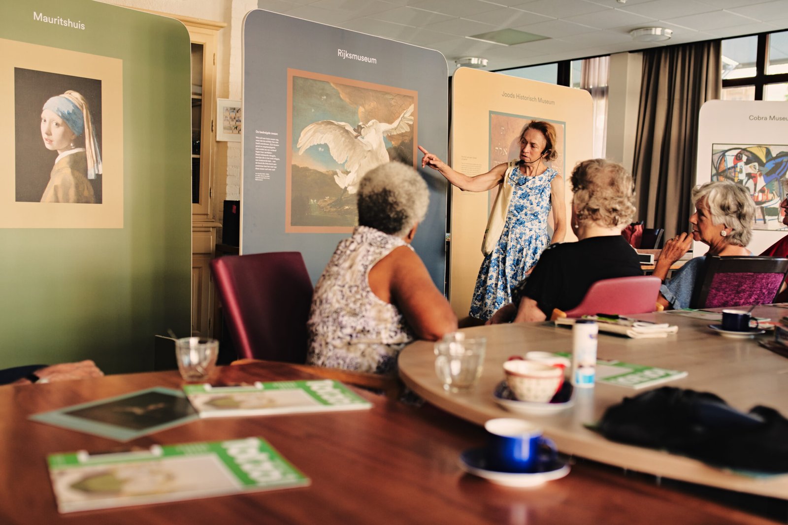 Museumdocent legt uit